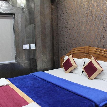 Oyo 11346 Hotel Tazz Odisha บูบันเนสชวาร์ ภายนอก รูปภาพ