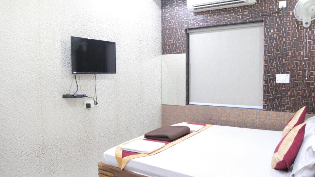 Oyo 11346 Hotel Tazz Odisha บูบันเนสชวาร์ ภายนอก รูปภาพ
